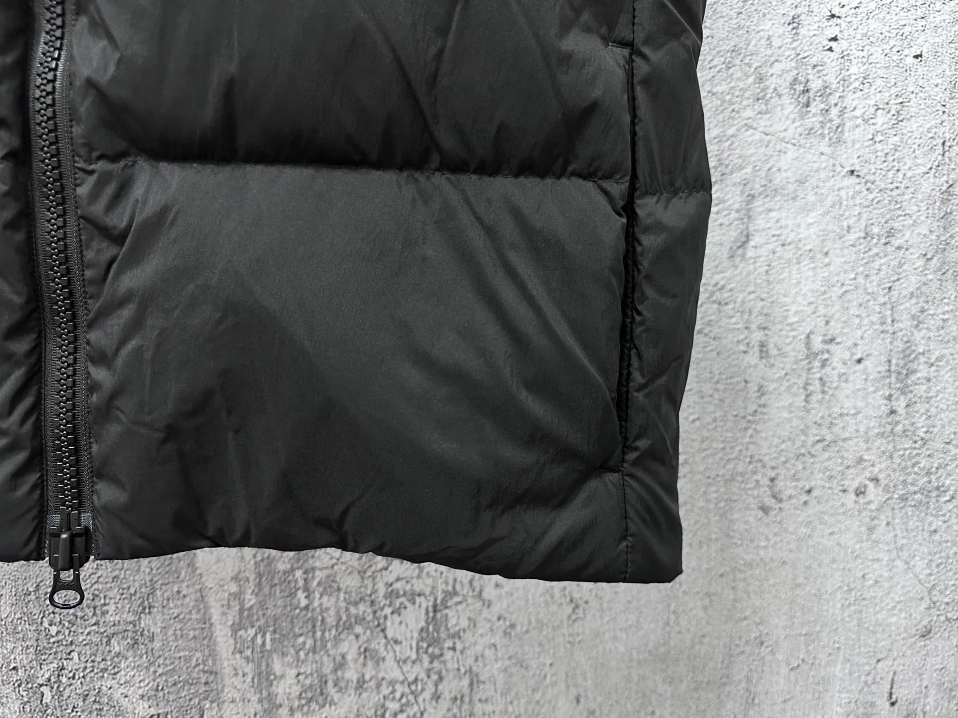 P560 【CANADA GOOSE】Lawrence Men's Down Vest The Lawrence down vest features a durable shell and quilted body, making it a must-have item for all seasons. It's made from sustainable Enduraluxe fabric, which has a durable soft touch. The Lawrence features a thoughtfully designed down-filled collar to block strong winds, a two-way zipper and a longer rear hem. Size: XS-XXL